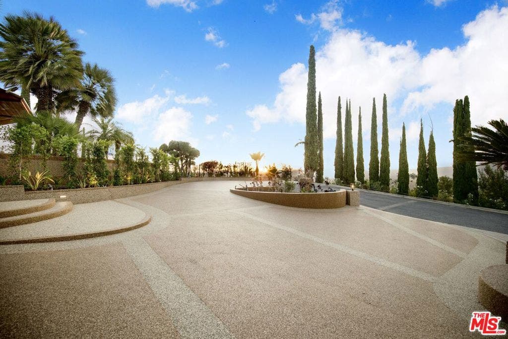 17862 Via Vallarta, Encino, CA 91316 17862 Via Vallarta, Encino, CA 91316