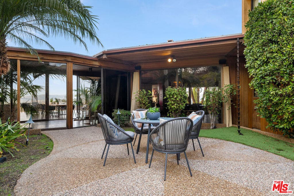 17862 Via Vallarta, Encino, CA 91316 17862 Via Vallarta, Encino, CA 91316