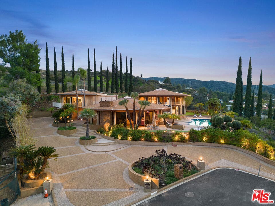 17862 Via Vallarta, Encino, CA 91316 17862 Via Vallarta, Encino, CA 91316