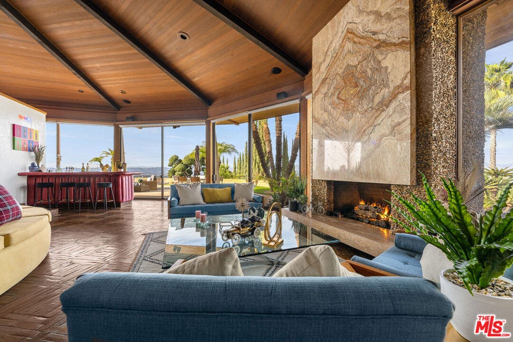 17862 Via Vallarta, Encino, CA 91316 17862 Via Vallarta, Encino, CA 91316