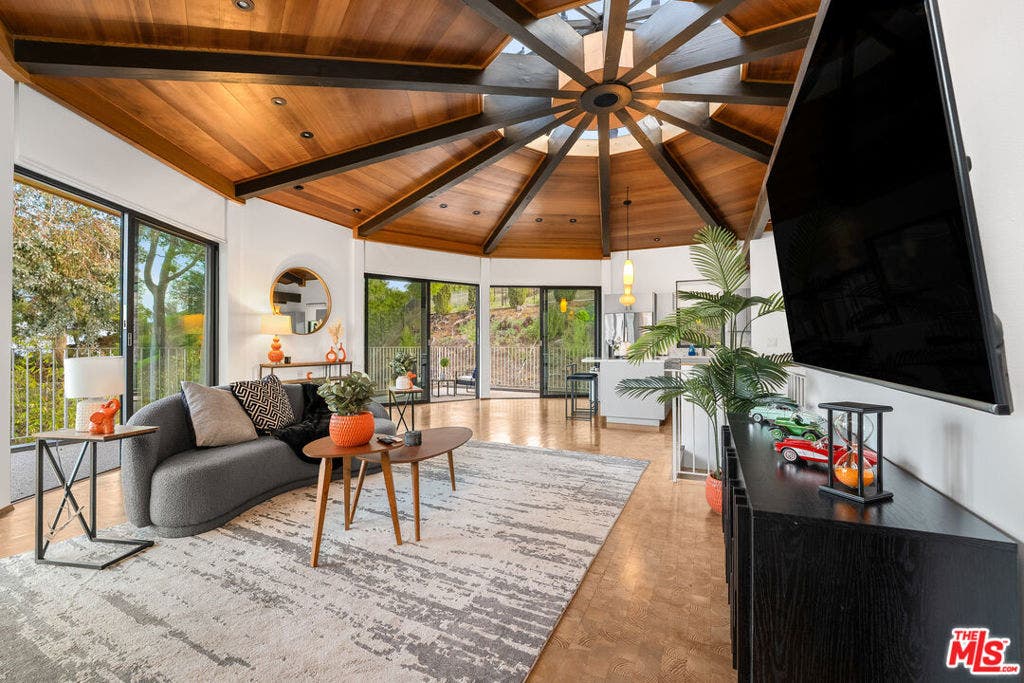 17862 Via Vallarta, Encino, CA 91316 17862 Via Vallarta, Encino, CA 91316