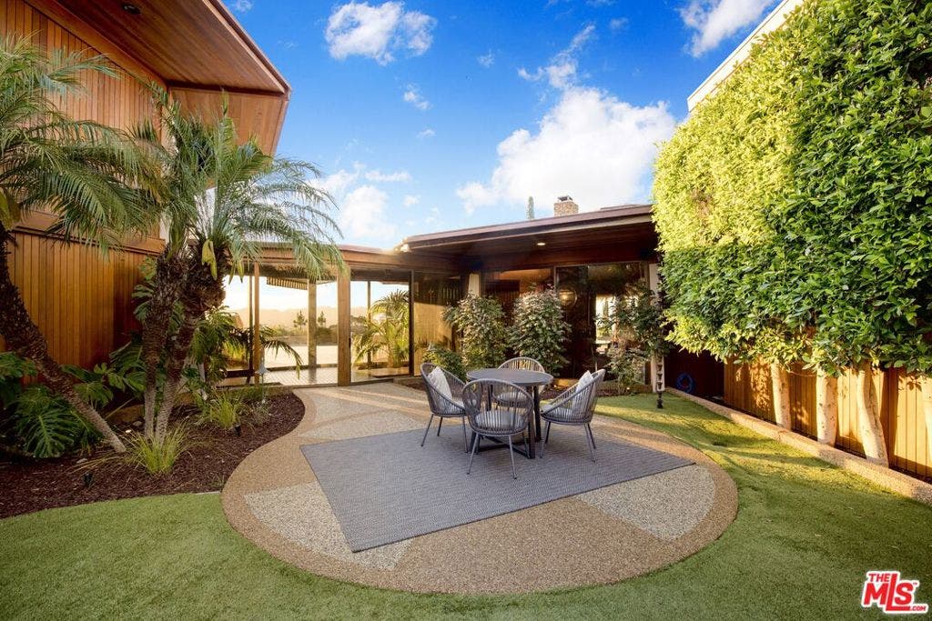 17862 Via Vallarta, Encino, CA 91316 17862 Via Vallarta, Encino, CA 91316