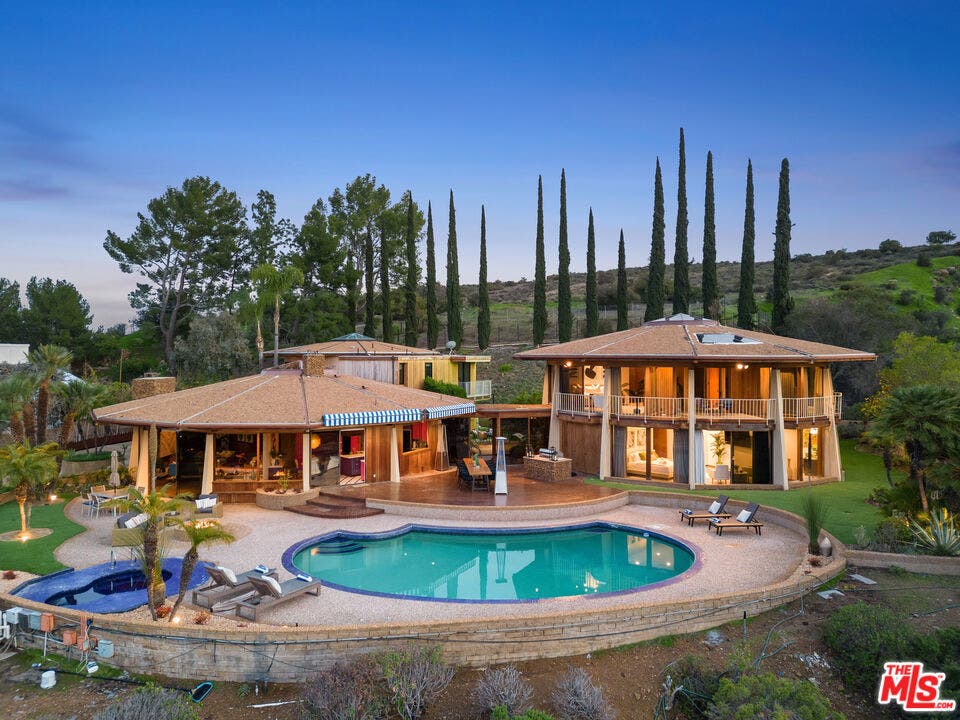 17862 Via Vallarta, Encino, CA 91316 17862 Via Vallarta, Encino, CA 91316