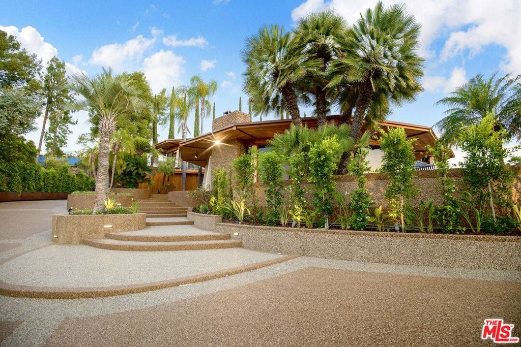 17862 Via Vallarta, Encino, CA 91316 17862 Via Vallarta, Encino, CA 91316