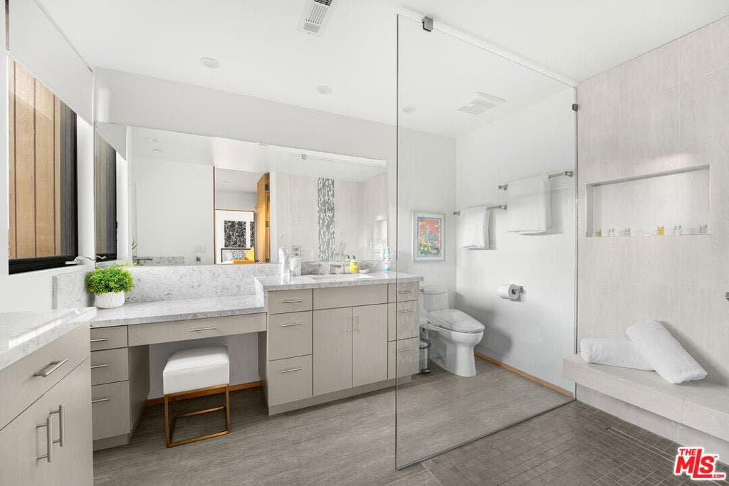 17862 Via Vallarta, Encino, CA 91316 17862 Via Vallarta, Encino, CA 91316