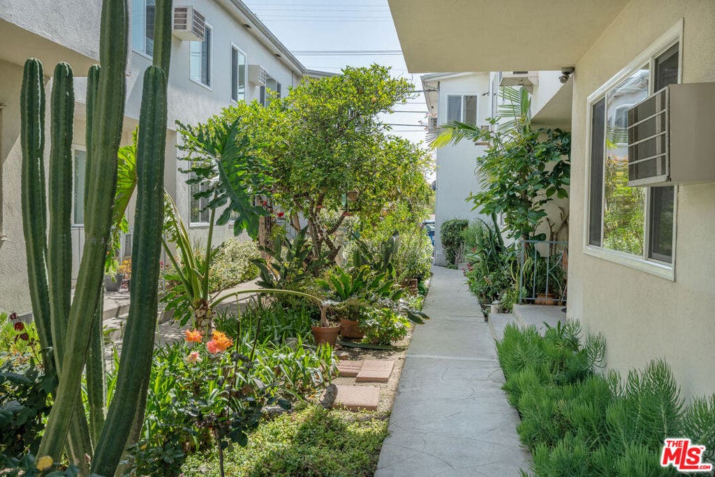 252 S Doheny Drive, #5, Beverly Hills, CA 90211 252 S Doheny Drive, #5, Beverly Hills, CA 90211