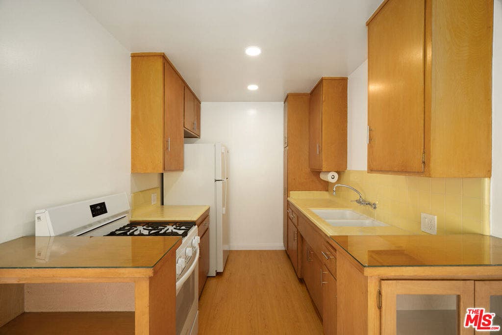 252 S Doheny Drive, #5, Beverly Hills, CA 90211 252 S Doheny Drive, #5, Beverly Hills, CA 90211