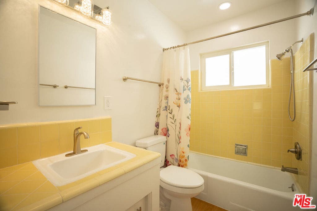 252 S Doheny Drive, #5, Beverly Hills, CA 90211 252 S Doheny Drive, #5, Beverly Hills, CA 90211