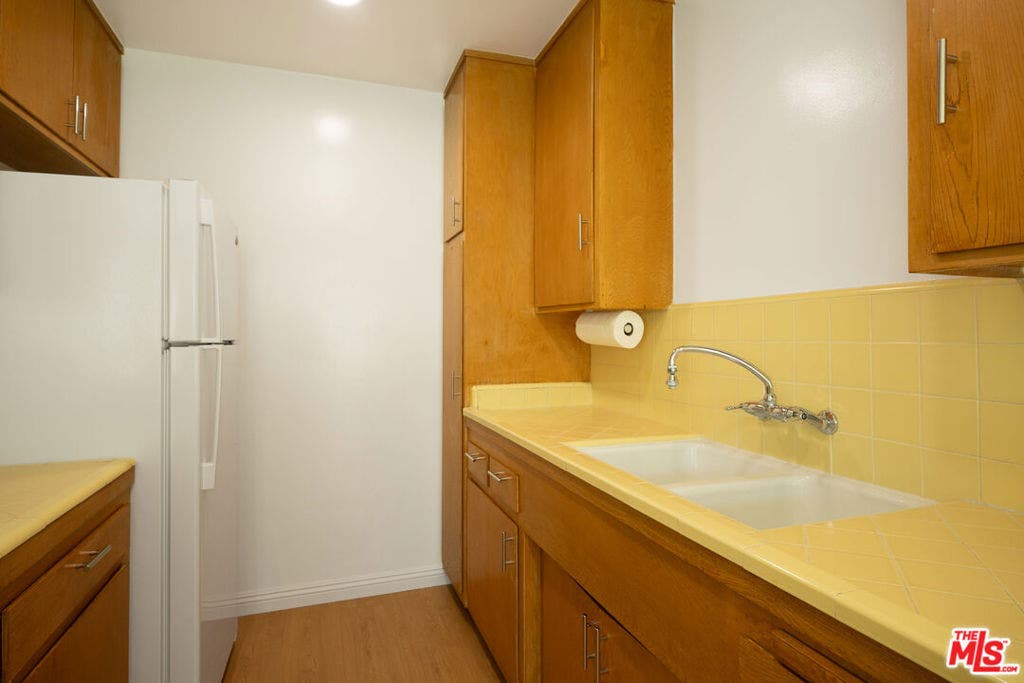 252 S Doheny Drive, #5, Beverly Hills, CA 90211 252 S Doheny Drive, #5, Beverly Hills, CA 90211