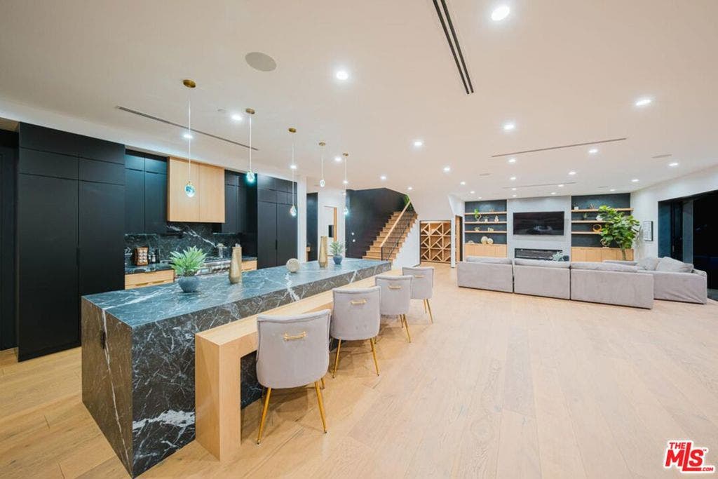5141 Varna Avenue, Sherman Oaks, CA 91423 5141 Varna Avenue, Sherman Oaks, CA 91423