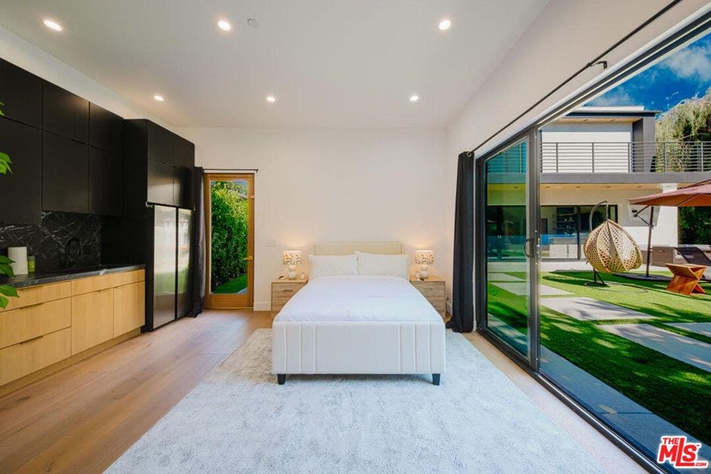 5141 Varna Avenue, Sherman Oaks, CA 91423 5141 Varna Avenue, Sherman Oaks, CA 91423