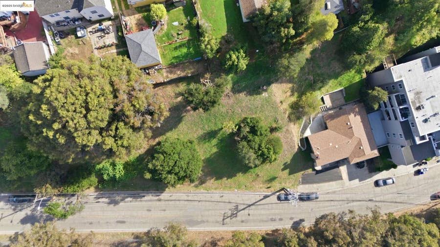Property photo for 9680 Mountain Blvd, Oakland, CA