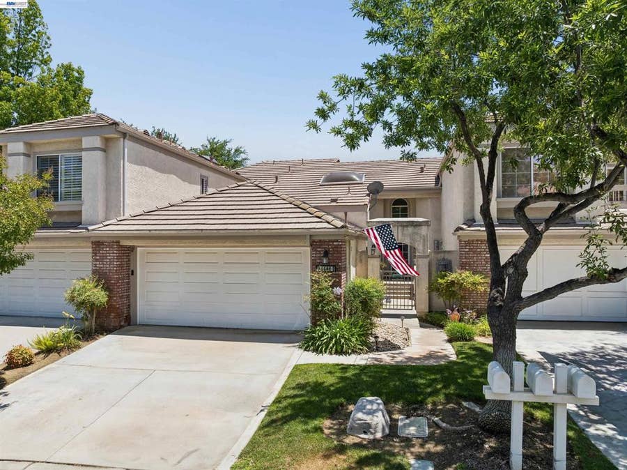 Property photo for 24448 Hampton Dr, #B, Santa Clarita, CA