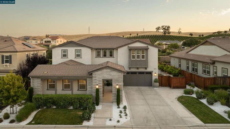 Property photo for 1993 Old Vine Pl, Brentwood, CA