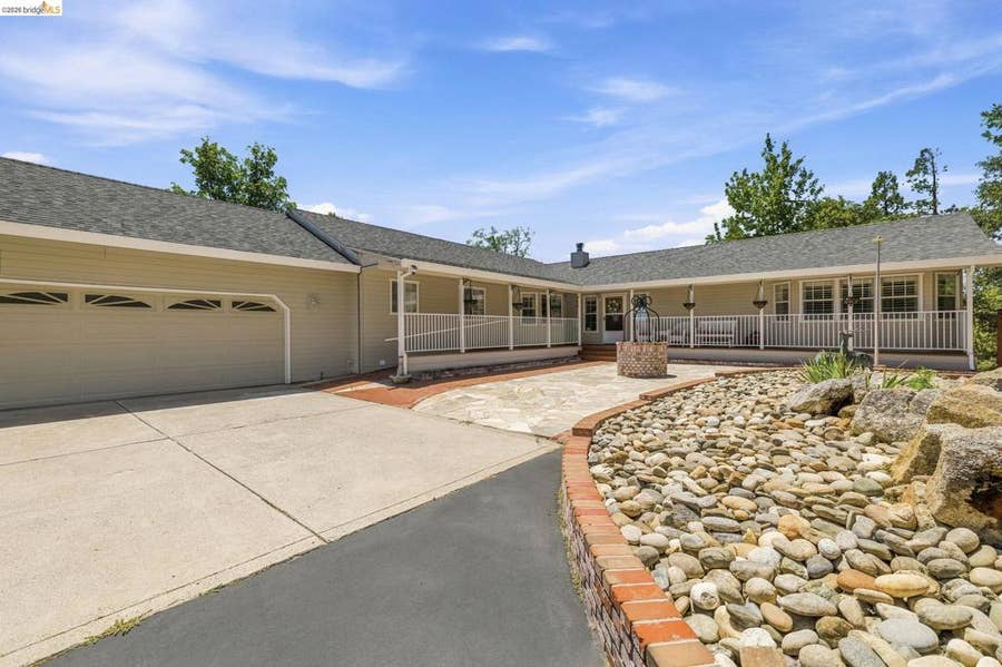 Property photo for 23361 Pinewood Ln, Twain Harte, CA