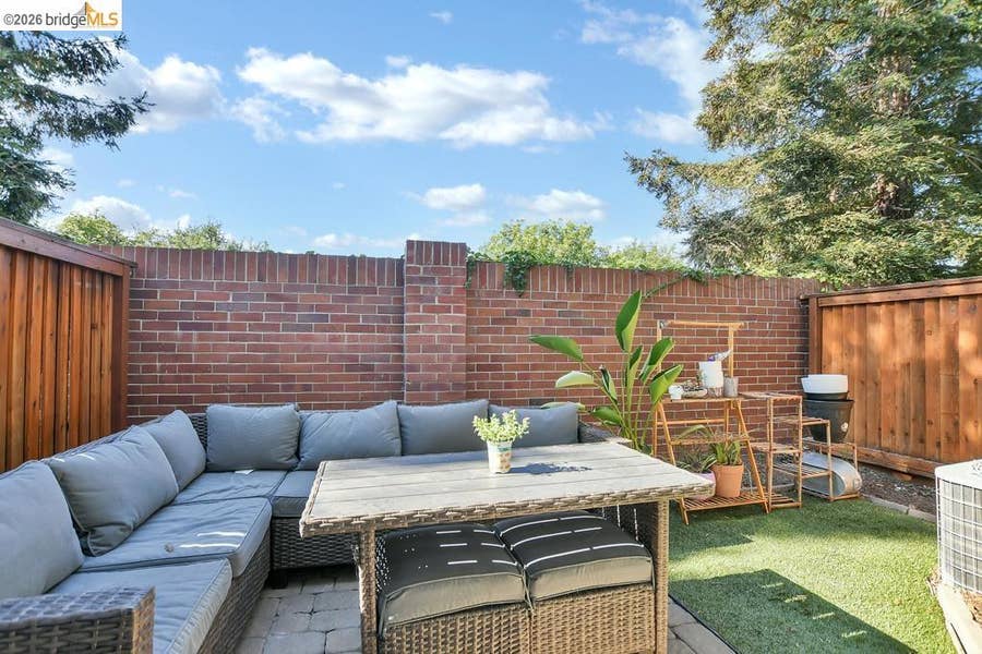 Property photo for 231 Washington Dr, Brentwood, CA