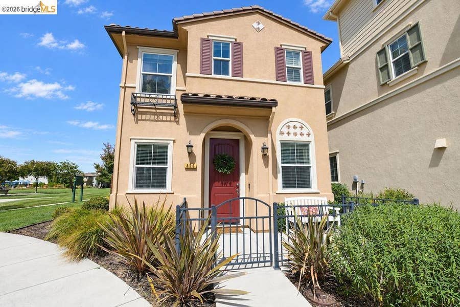 Property photo for 806 Queen Palm Ln, Brentwood, CA