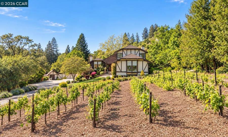 Property photo for 945 Stow Ln, Lafayette, CA