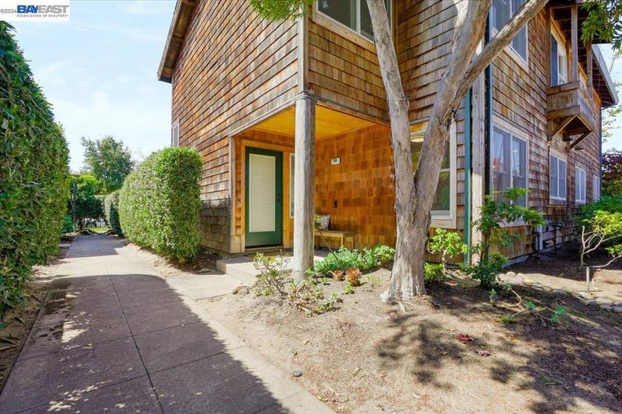 Property photo for 204 Centre Ct, Alameda, CA