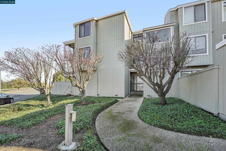 Property photo for 2 Lakeview Ct, Novato, CA