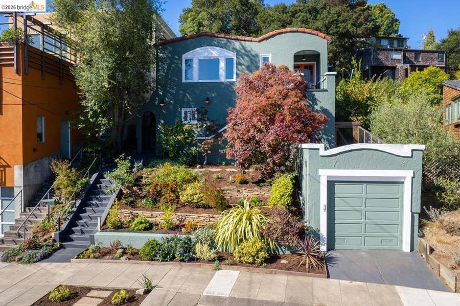 Property photo for 5981 Chabolyn Ter, Oakland, CA