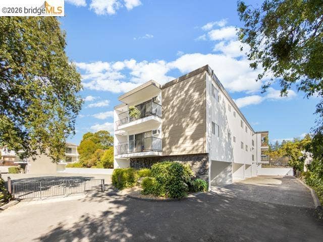 950 Mountain View Dr, Lafayette, CA 94549