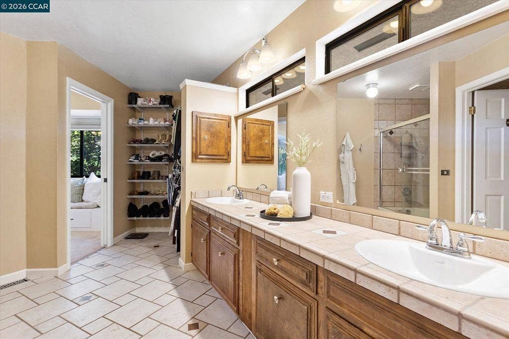 4572 Ewing Rd, Castro Valley, CA 94546 4572 Ewing Rd, Castro Valley, CA 94546