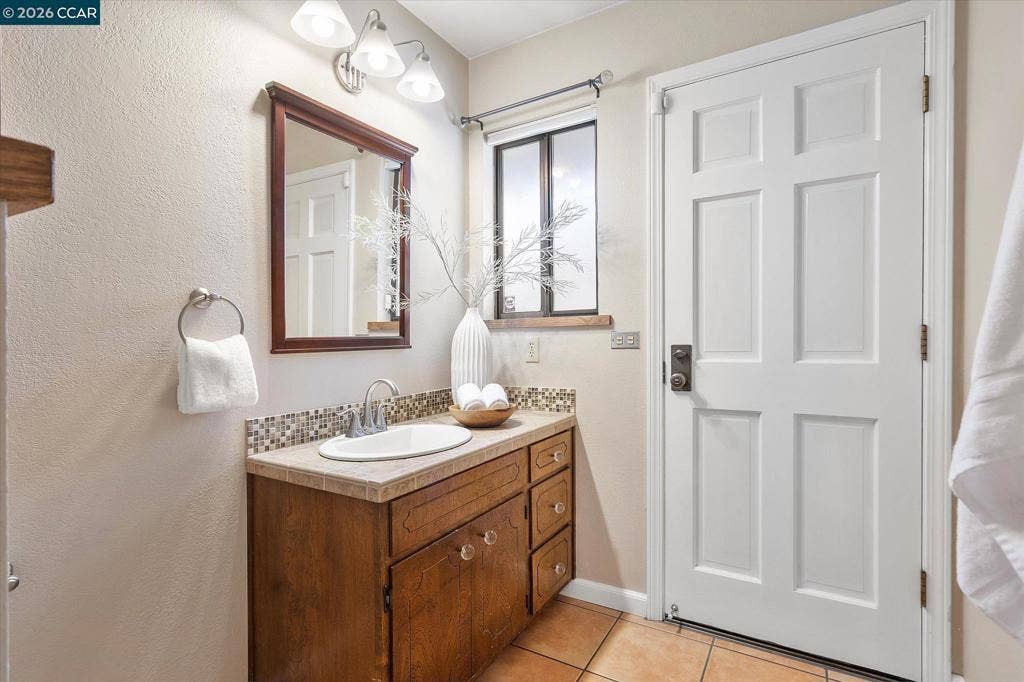 4572 Ewing Rd, Castro Valley, CA 94546 4572 Ewing Rd, Castro Valley, CA 94546