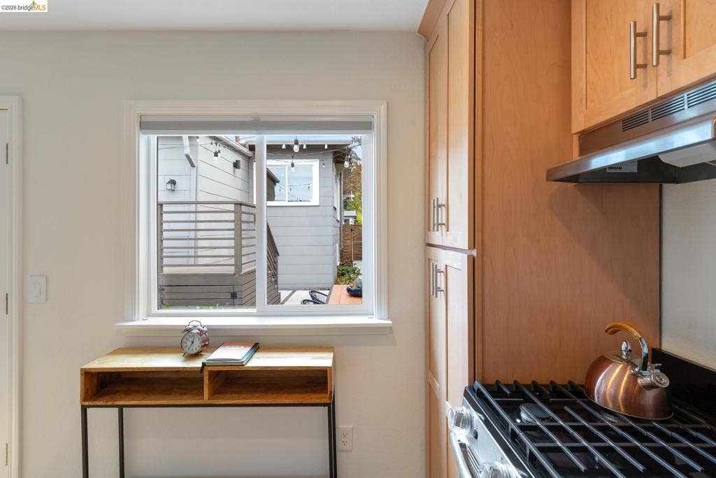 1048 Kains Ave, Albany, CA 94706