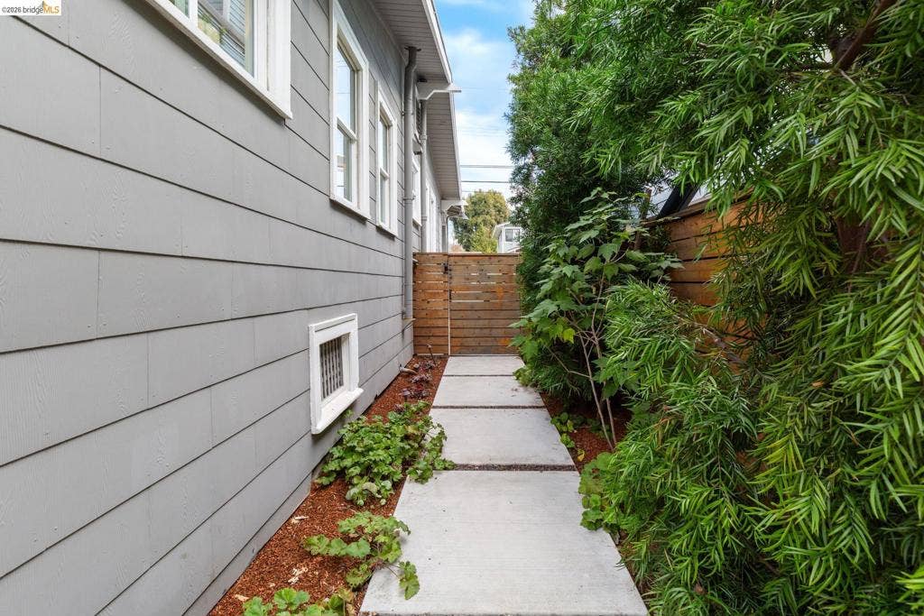 1048 Kains Ave, Albany, CA 94706