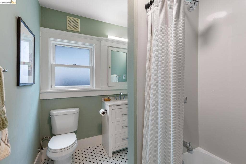 1048 Kains Ave, Albany, CA 94706