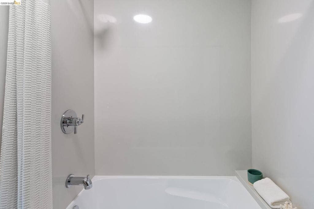 1048 Kains Ave, Albany, CA 94706
