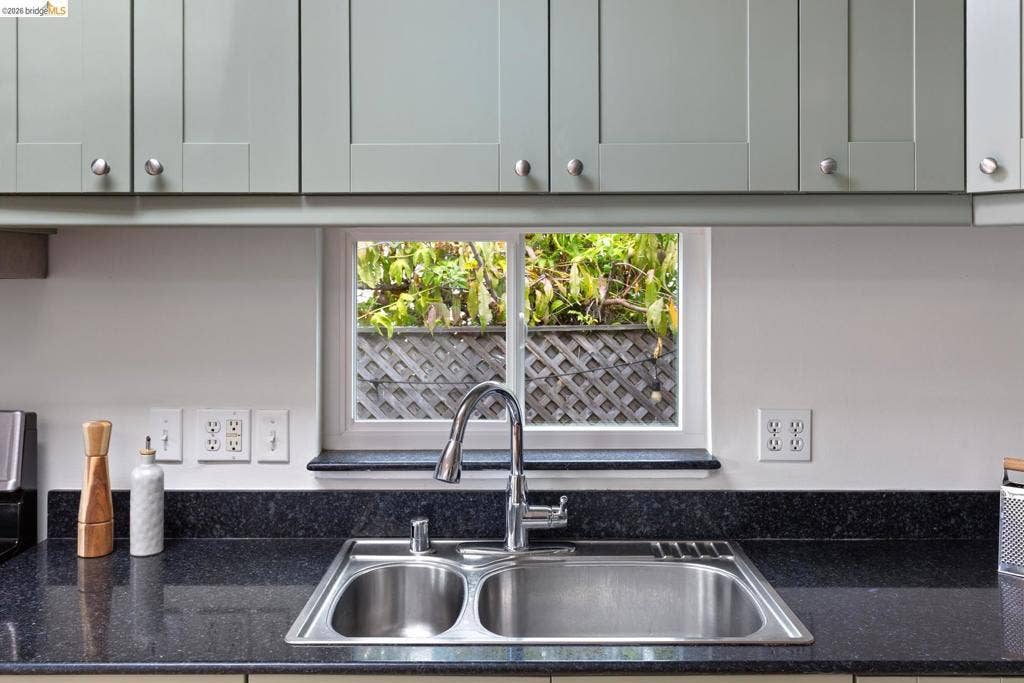 1048 Kains Ave, Albany, CA 94706