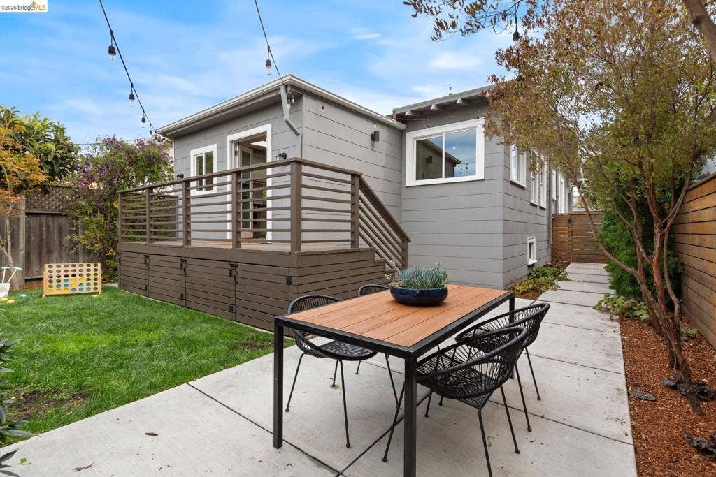 1048 Kains Ave, Albany, CA 94706