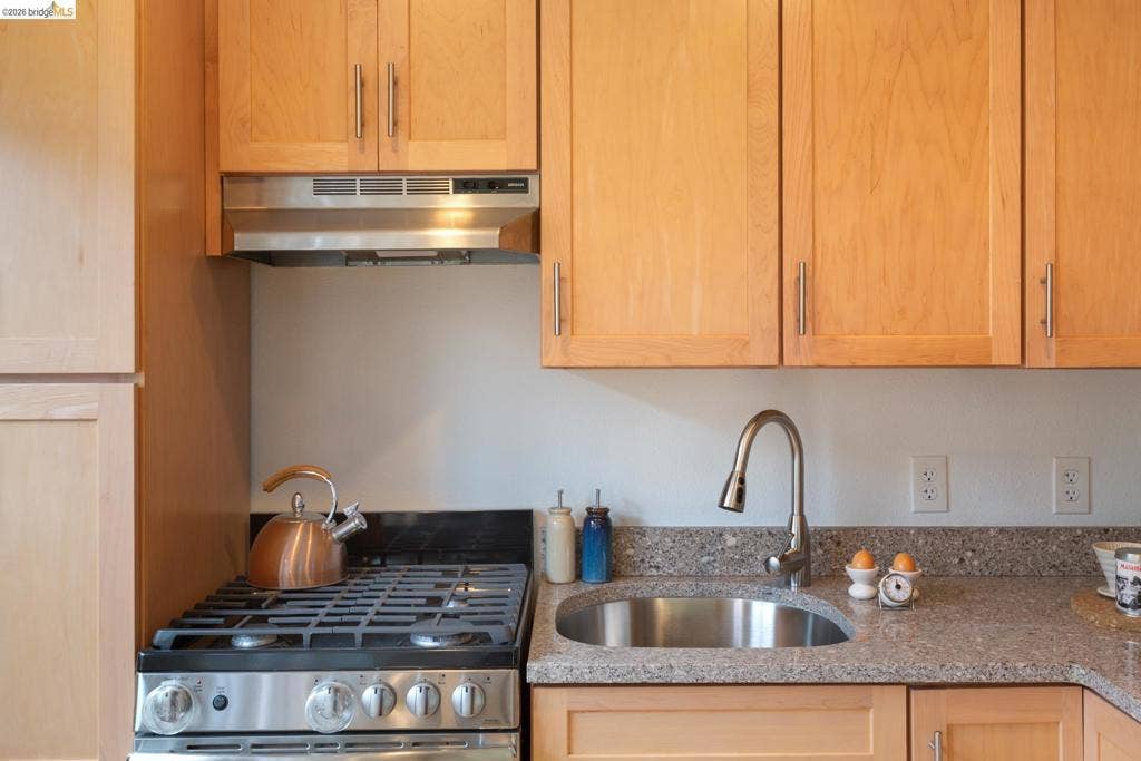 1048 Kains Ave, Albany, CA 94706