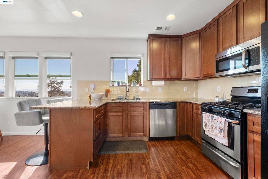 8957 Lawlor St, Oakland, CA 94605
