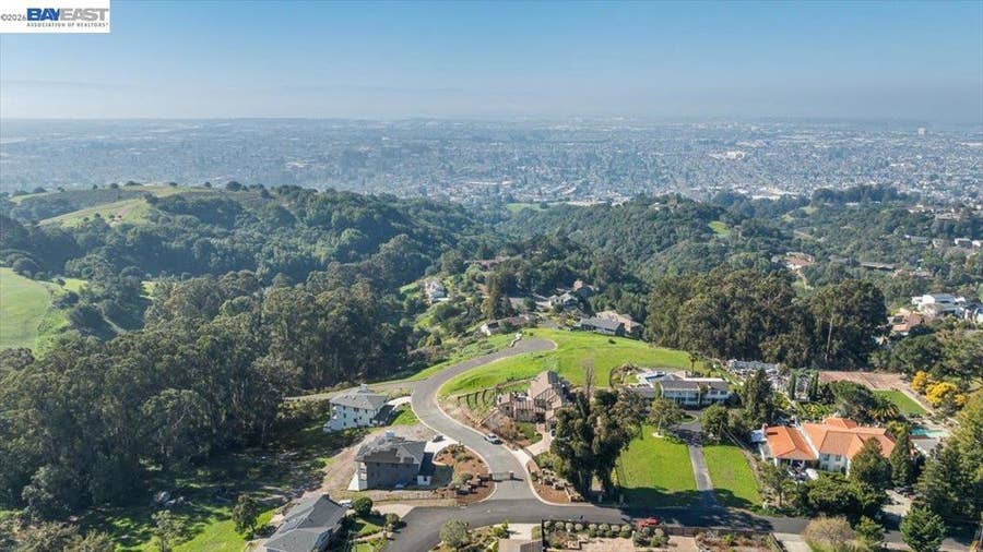 Property photo for 6 Turner Ct, Oakland, CA