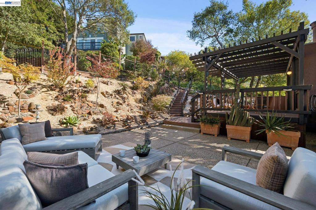 1085 STERLING AVE, Berkeley, CA 94708