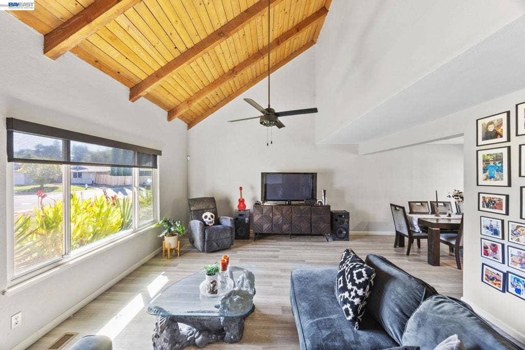 9852 Vista Grande Way, Elk Grove, CA 95624