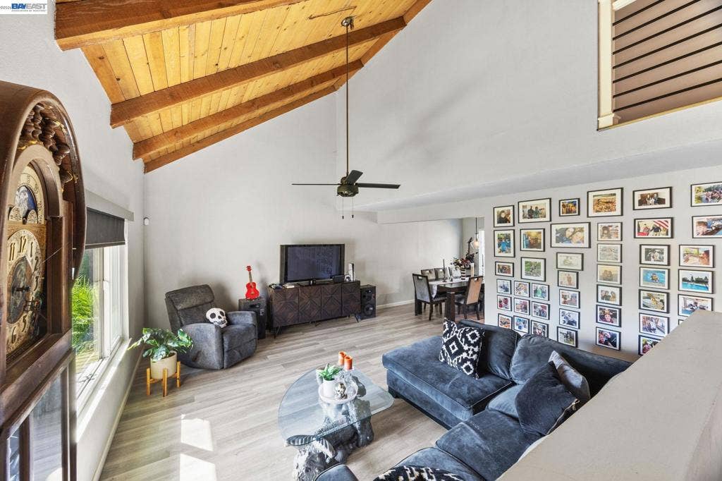 9852 Vista Grande Way, Elk Grove, CA 95624