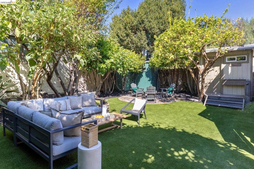5377 Bryant Ave, Oakland, CA 94618