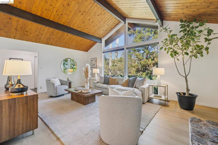 Property photo for 7094 Pinehaven Rd, Oakland, CA