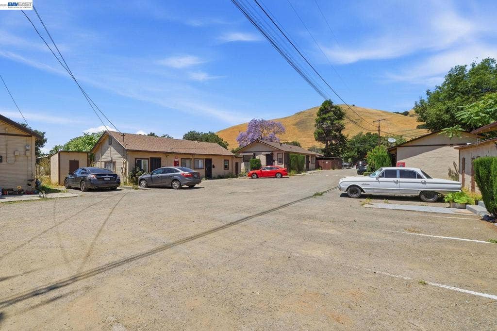 585 Old Canyon Rd, Fremont, CA 94536 585 Old Canyon Rd, Fremont, CA 94536