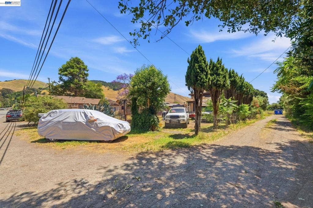 585 Old Canyon Rd, Fremont, CA 94536 585 Old Canyon Rd, Fremont, CA 94536