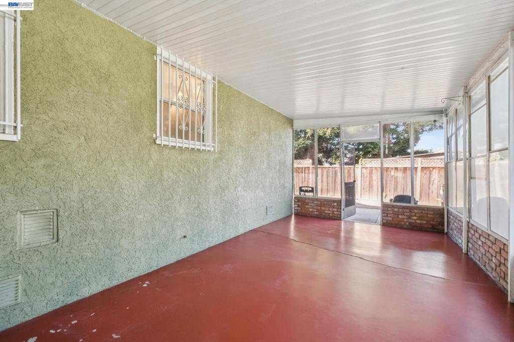 527 Capistrano, Oakland, CA 94603 Covered outdoor area