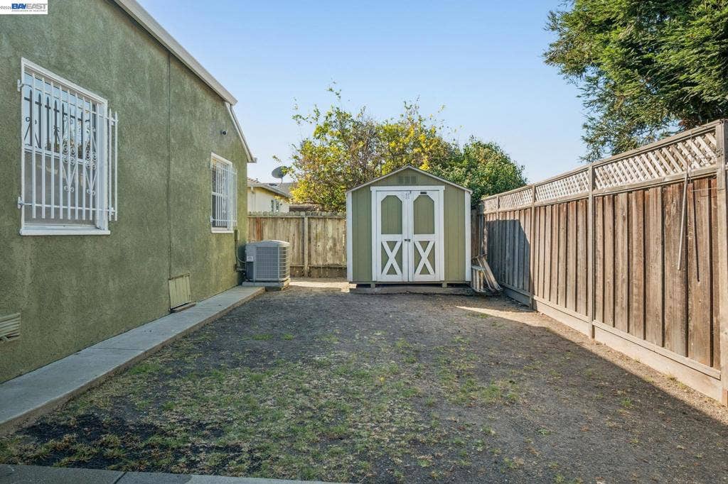 527 Capistrano, Oakland, CA 94603 Back Yard