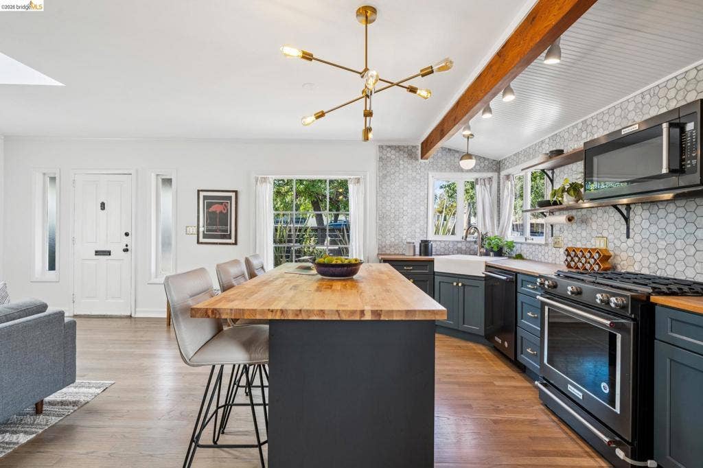 3706 Hillview St, Oakland, CA 94602 3706 Hillview St, Oakland, CA 94602