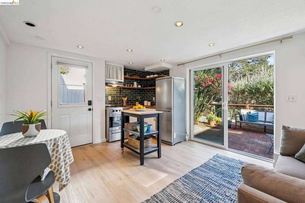 3706 Hillview St, Oakland, CA 94602 3706 Hillview St, Oakland, CA 94602