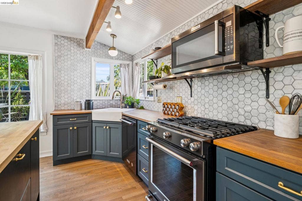 3706 Hillview St, Oakland, CA 94602 3706 Hillview St, Oakland, CA 94602