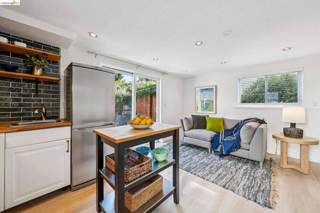 3706 Hillview St, Oakland, CA 94602 3706 Hillview St, Oakland, CA 94602